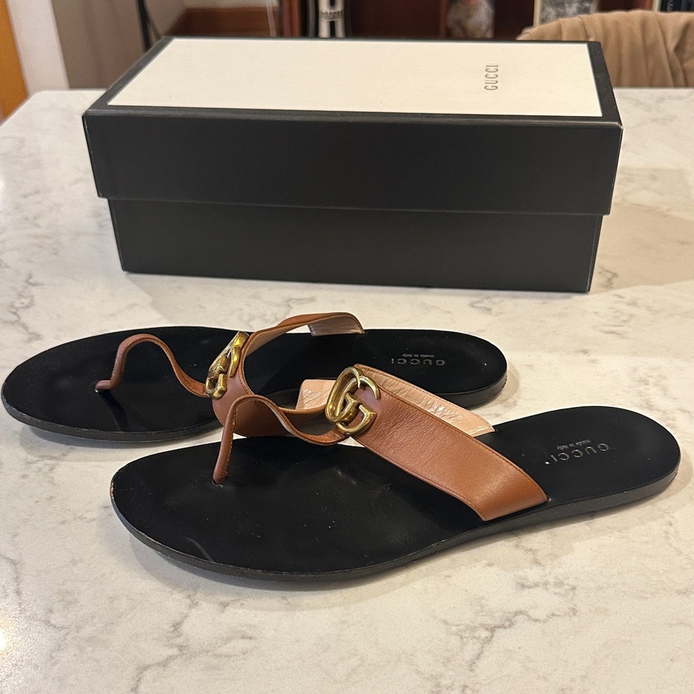 Gucci Tan Sandals with Gold Emblem - Picture 2 of 4
